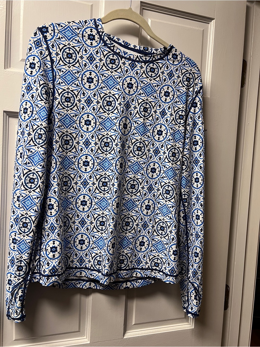 Women’s Long-Sleeve Crew Neck Shirt in Blue & White Geometric Print